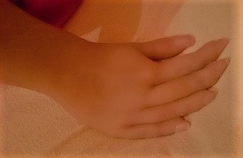 Hier sehen Sie die Hand einer weiblichen Real Doll Silikonpuppe